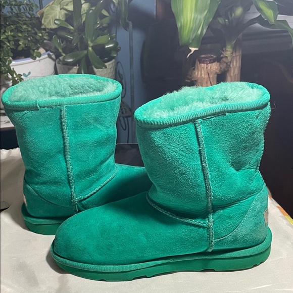 UGG Classic Short ll Boots In Emerald Green Suede and Sheepskin. - Picture 6 of 13